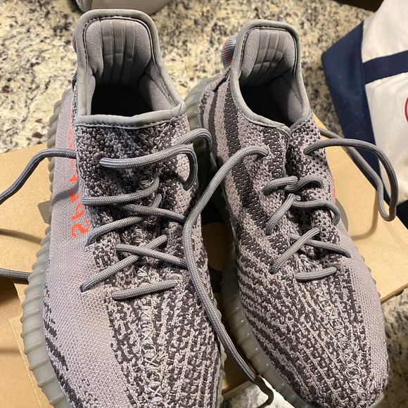 Yeezy 350 - Picture 2 of 9